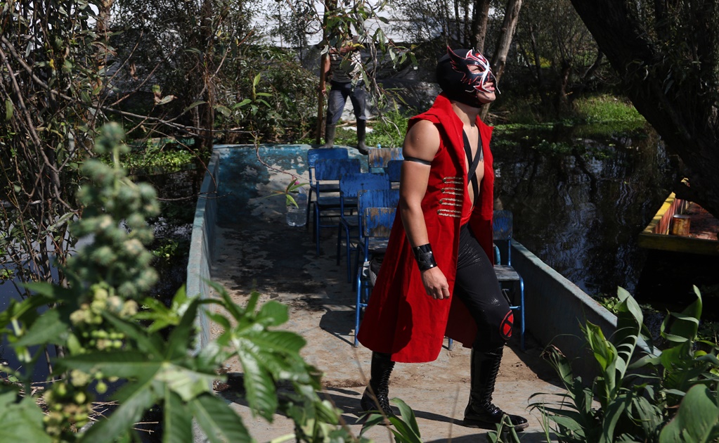 Mexico’s Lucha Libre wrestlers set up ring in Xochimilco to fight COVID-19