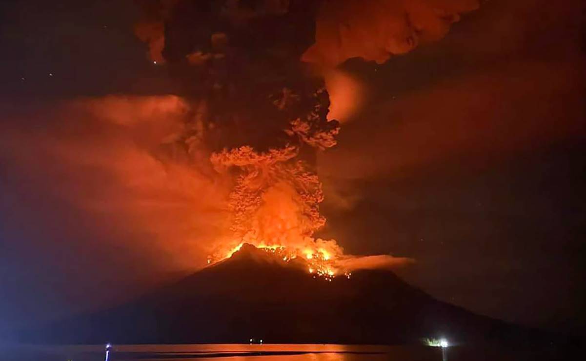 Volcán Ruang hace erupción en Indonesia; evacúan a cientos de personas ante aumento de actividad