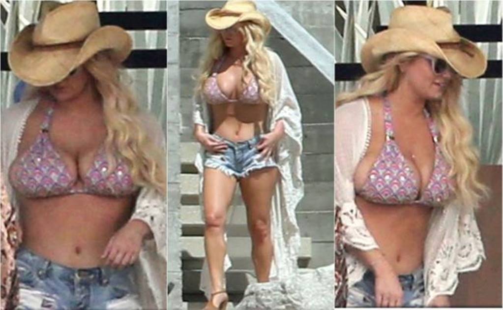 Jessica Simpson shows off killer curves in Mexico