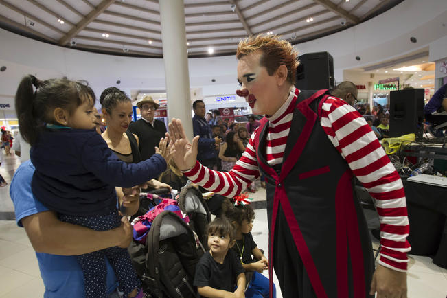 Provocan sonrisas y reúnen víveres para los damnificados