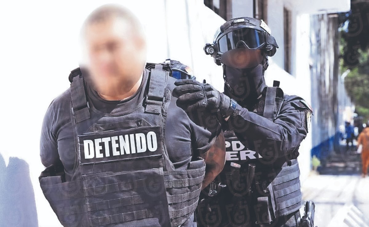 Automovilista queda prensado tras intentar ganarle el paso al tren en CDMX