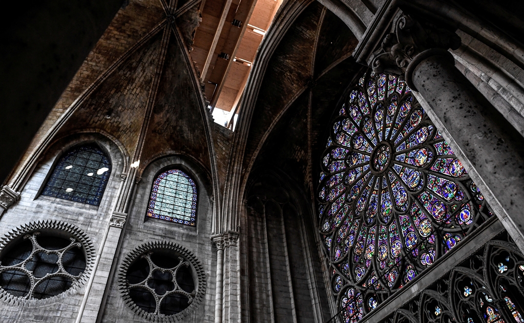 En Notre Dame persiste el olor a quemado