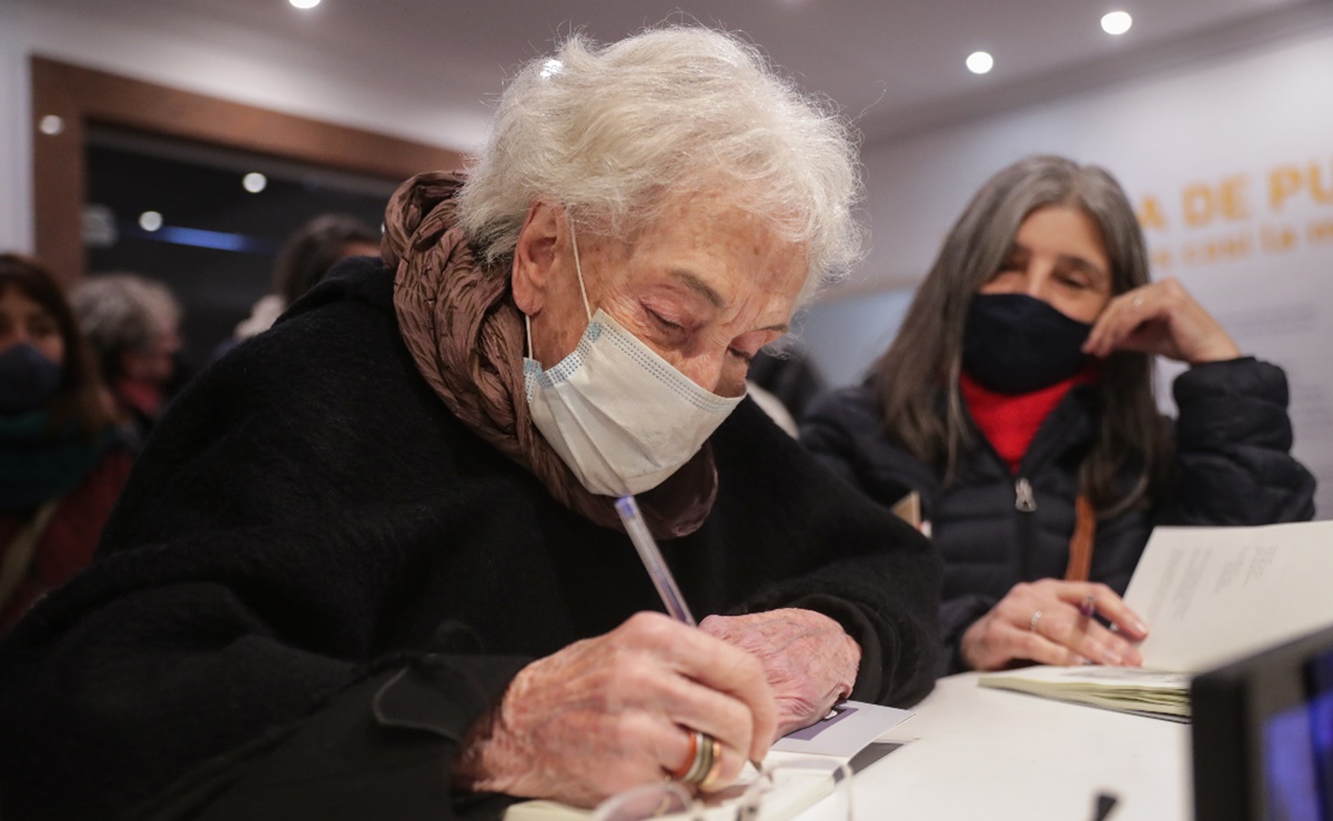 Ida Vitale hace gira por nuevo libro; "espero no sea el último", bromea