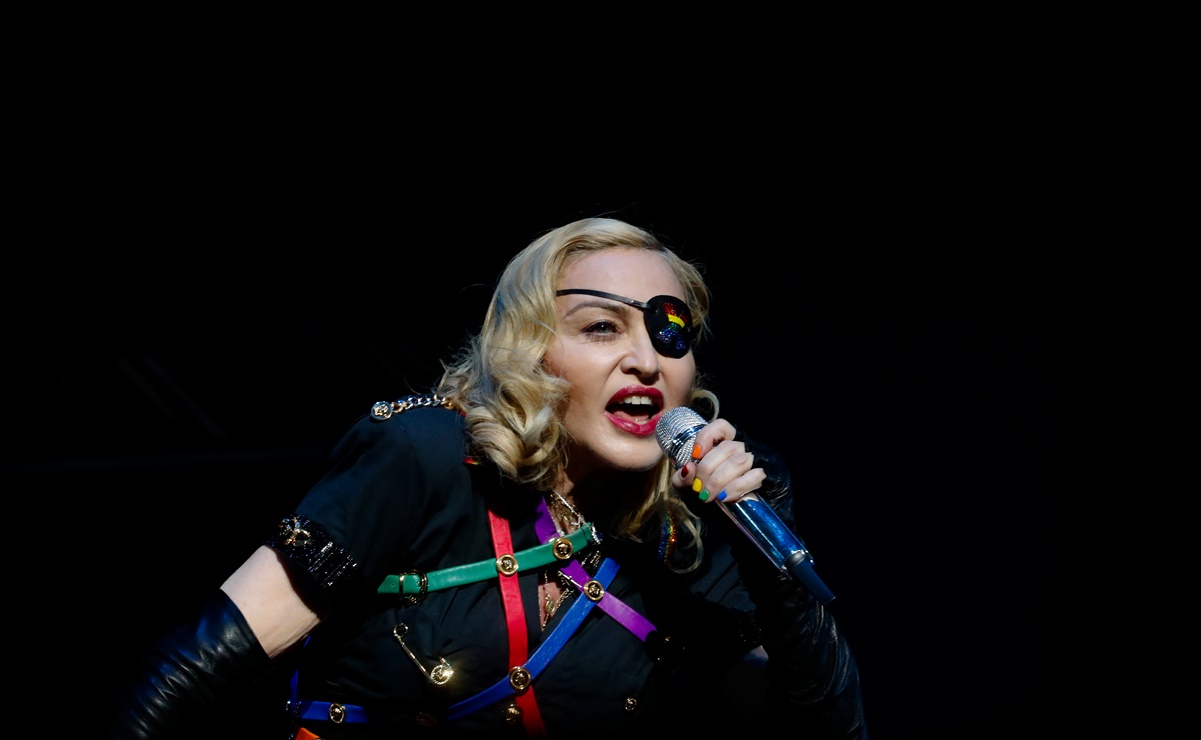 Madonna detiene su concierto para beber una cerveza