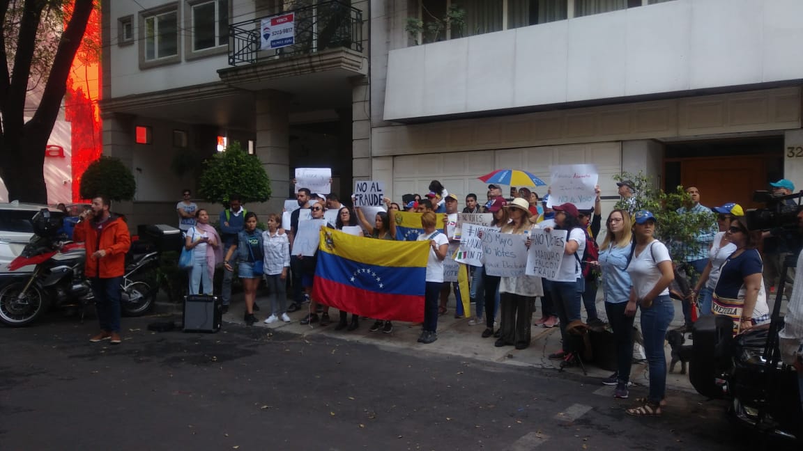 Venezolanos residentes en México protestan en embajada en CDMX
