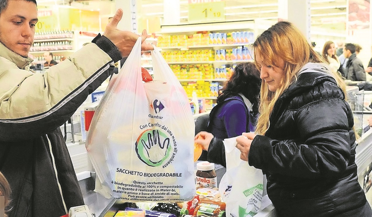 Volver a usar bolsas de plástico puede ayudar a frenar a Covid-19, señala economista