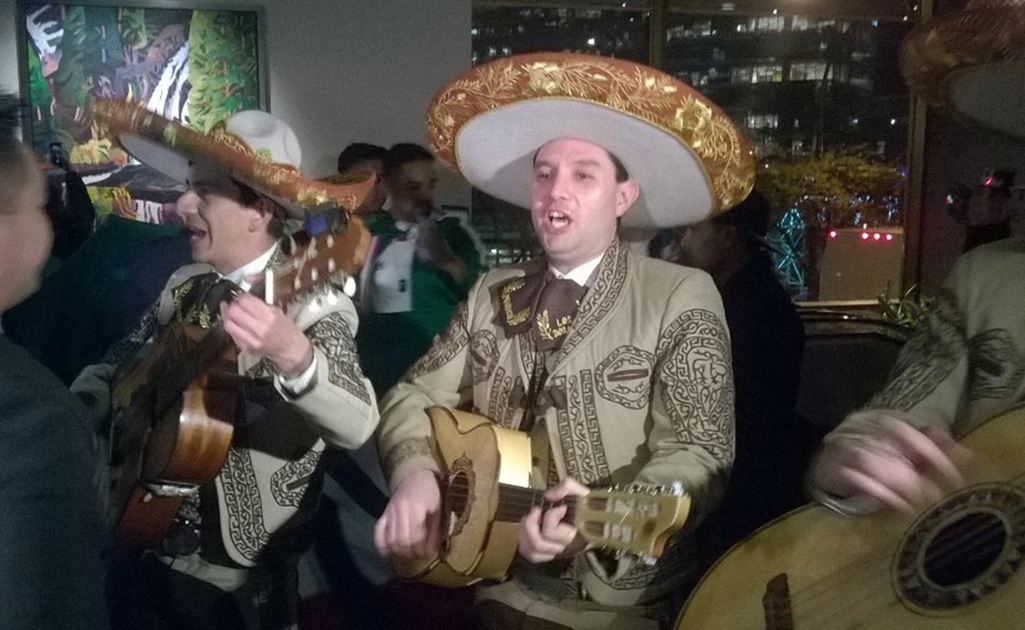 Fans mexicanos llevan serenata al Tri en Vancouver