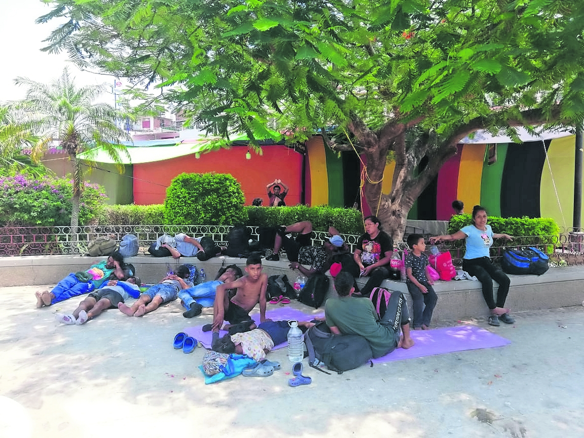 -Se adelantan migrantes por amenazas de encapuchados en Oaxaca