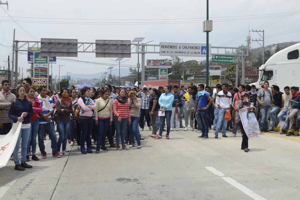 Retiran bloqueo de autopista Cuernavaca-Acapulco