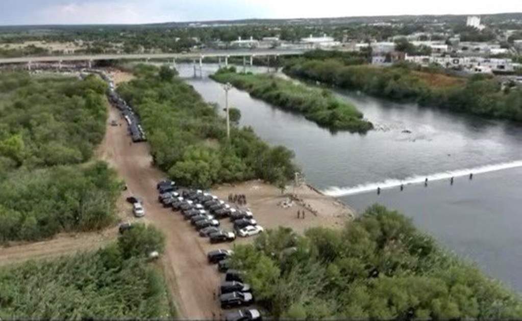 Con "muro de acero" en la frontera con México, gobernador de Texas impide cruce de migrantes 