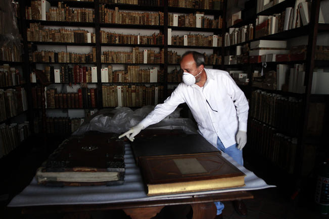 Cuida de la historia; bibliotecario resguarda más de 14 mil libros