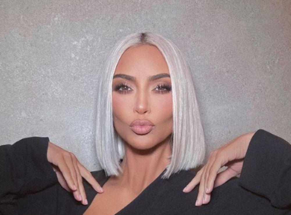 Kim Kardashian presume su figura con ajustado vestido que no le permite caminar