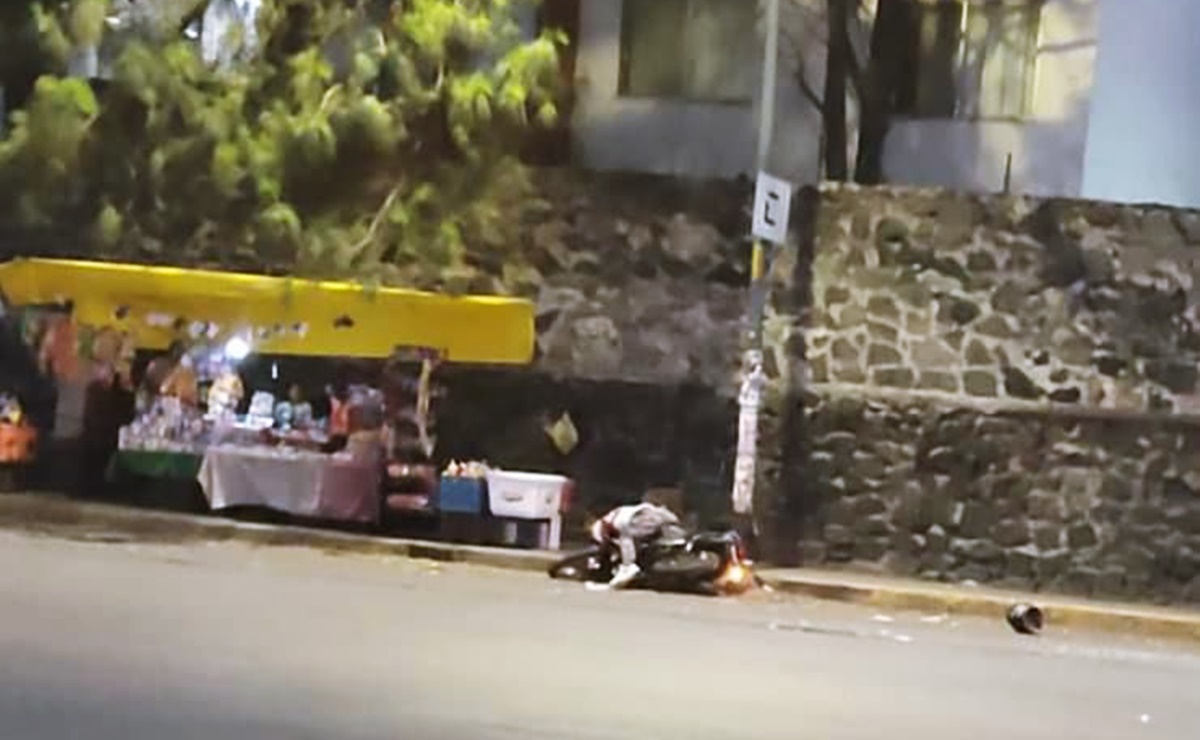 Asesinan a hombre en motocicleta frente a Campo Militar Número Uno; FGJEM investiga el homicidio