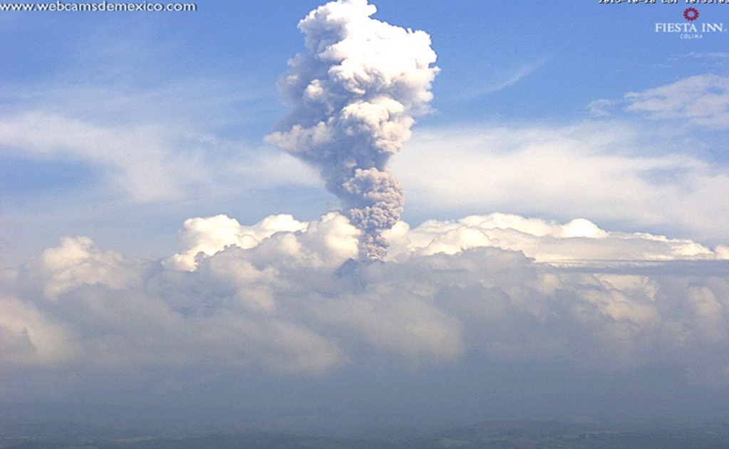 Volcán de Colima emite exhalación de 1.8 kilómetros