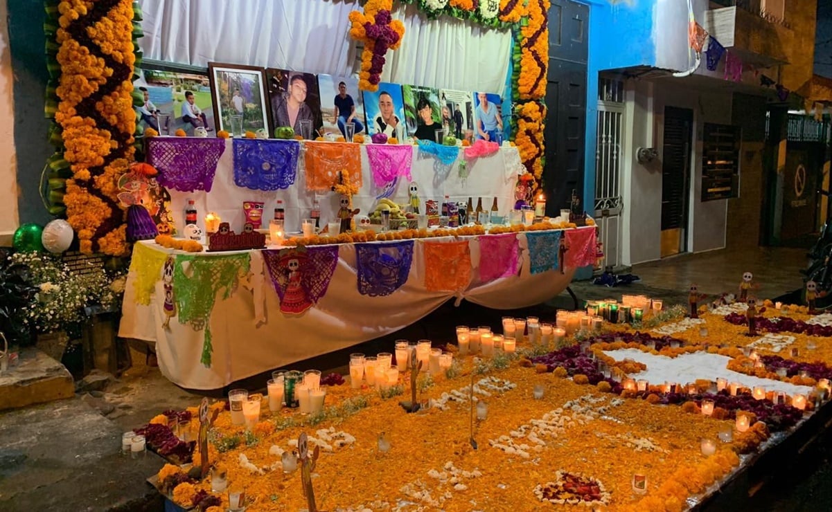 Colocan ofrenda para niños y jóvenes víctimas de masacre en Uruapan