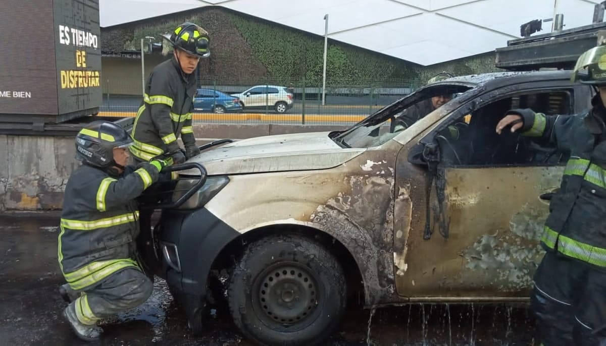 VIDEO: Camioneta se incendia en carriles centrales de Periférico Norte; no se reportan lesionados