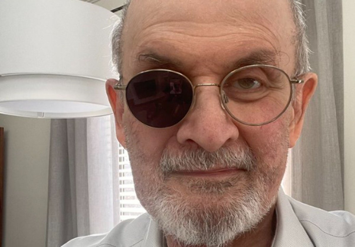Tras apuñalamiento, Salman Rushdie reaparece y habla de su dificultad para escribir: "Es deprimente"