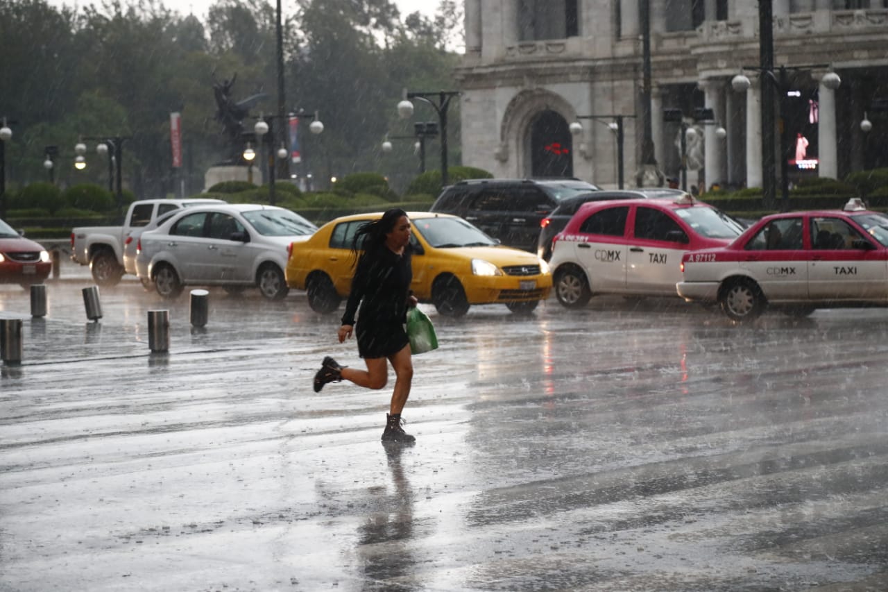 ​Cae granizo y llueve en Azcapotzalco y GAM; AICM suspende operaciones