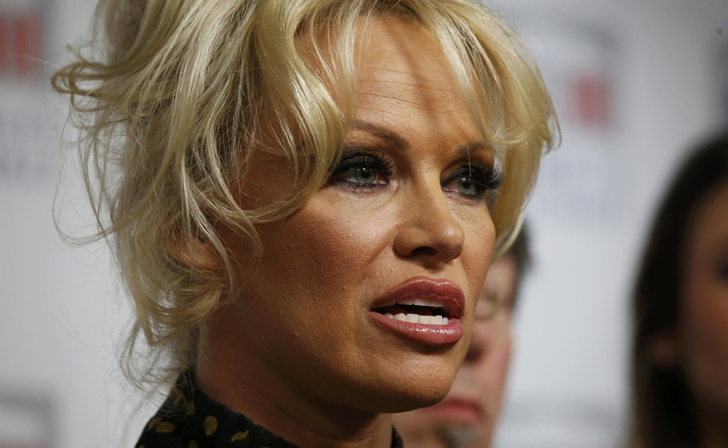 Pamela Anderson denuncia violencia en crisis de "chalecos amarillos"
