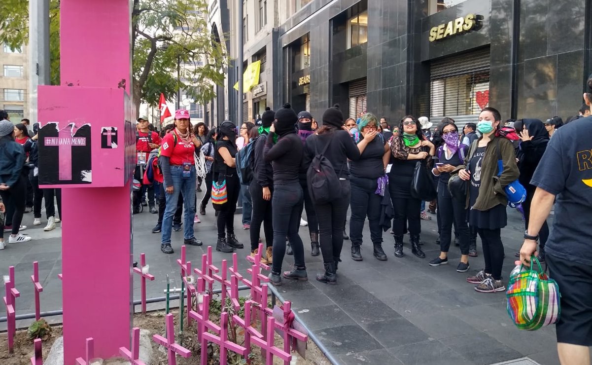 Feministas se manifiestan en la antimonumenta de Avenida Juárez 