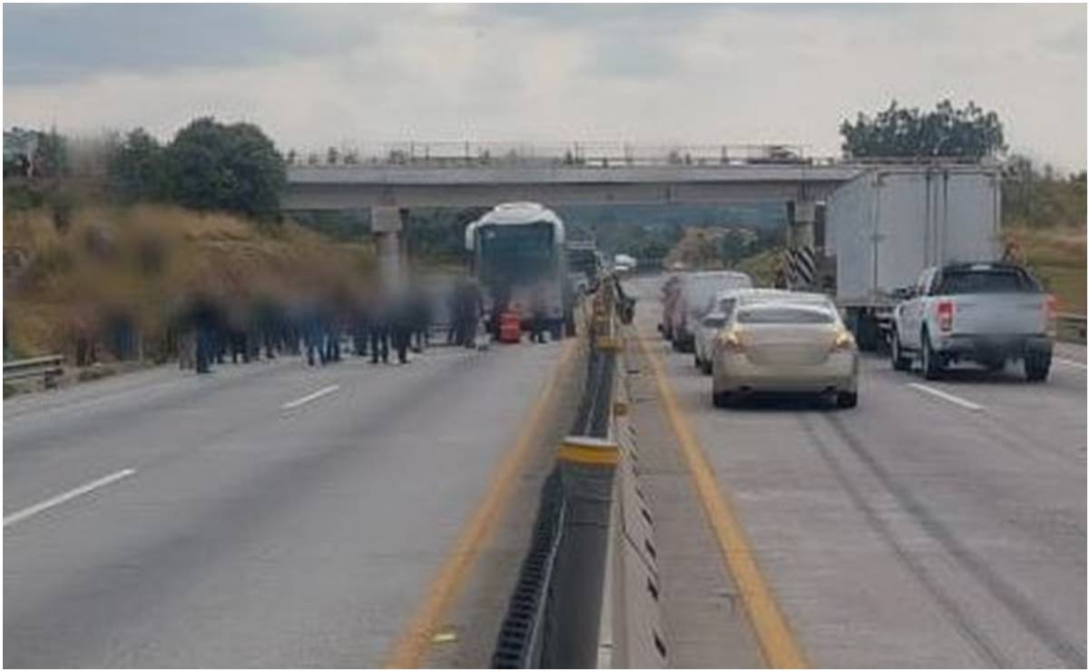 Arco Norte: Pobladores bloquean autopista en ambos sentidos, tramo Sanctorum-Texmelucan