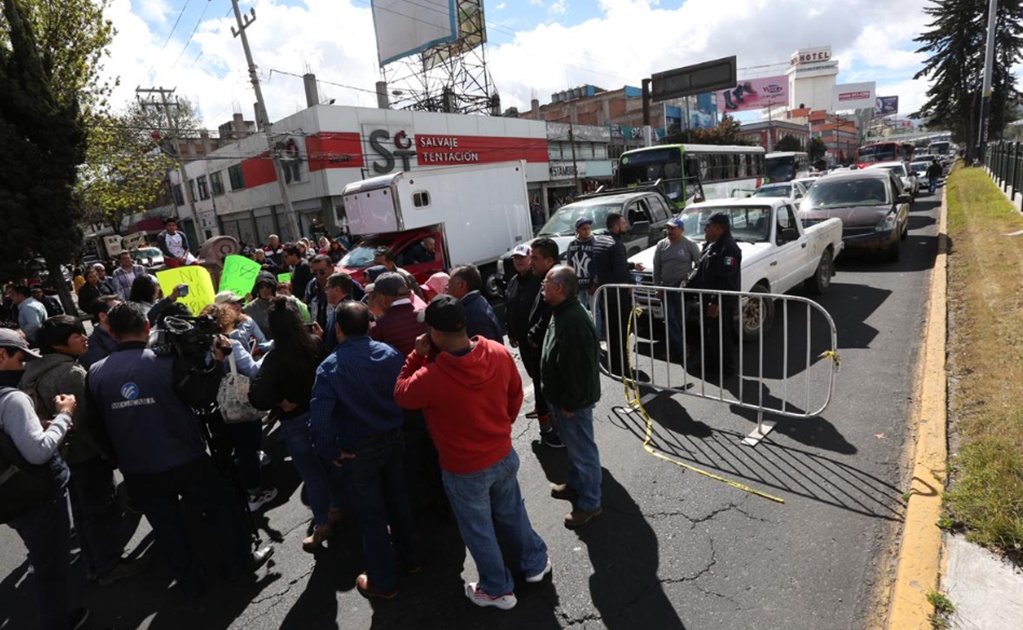 Comerciantes bloquean calles de Toluca; exigen retiro de ambulantes 
