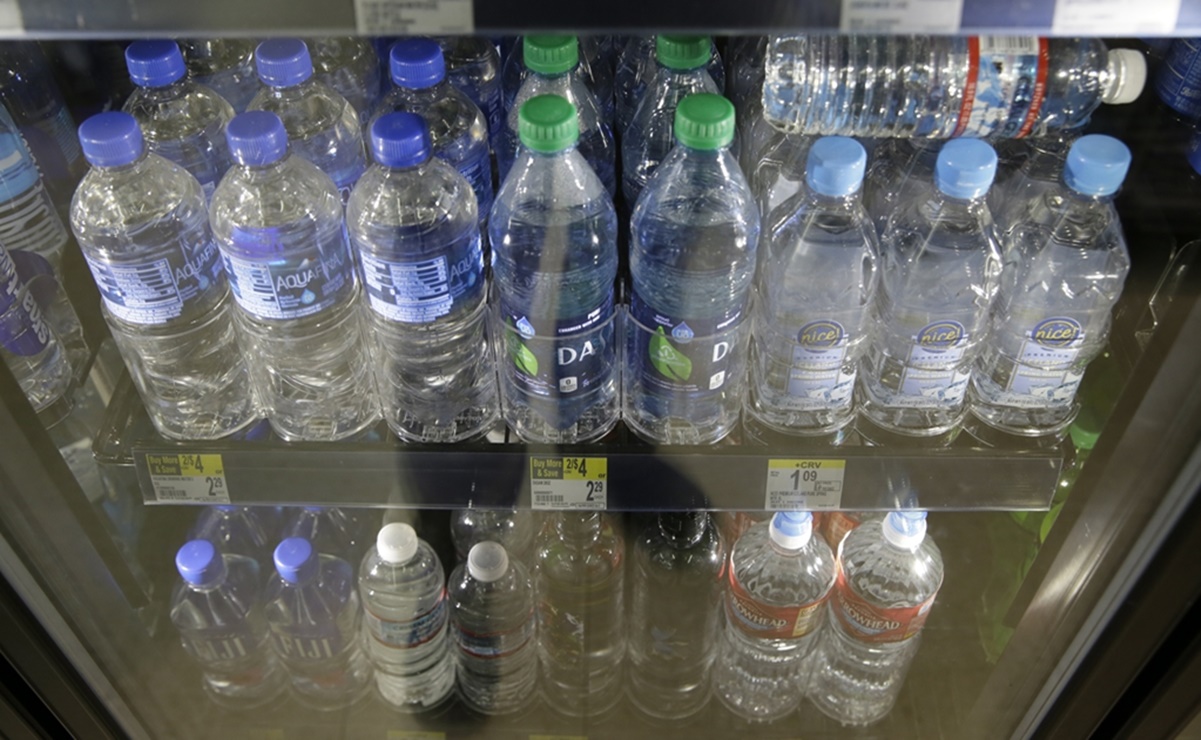 Por compras de pánico, limitan ventas de agua embotellada en Monterrey