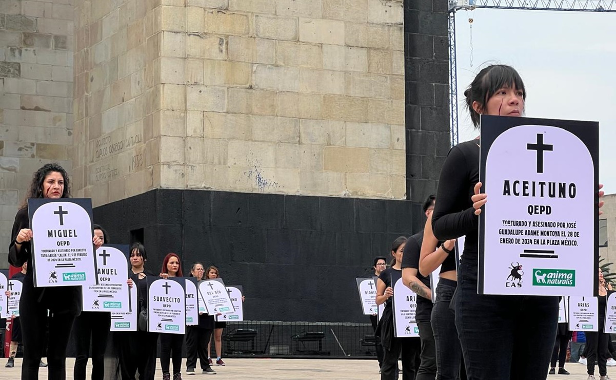 Activistas se manifiestan contra las corridas de toros, celebradas en la Plaza México: “Tauromaquia, vergüenza nacional”