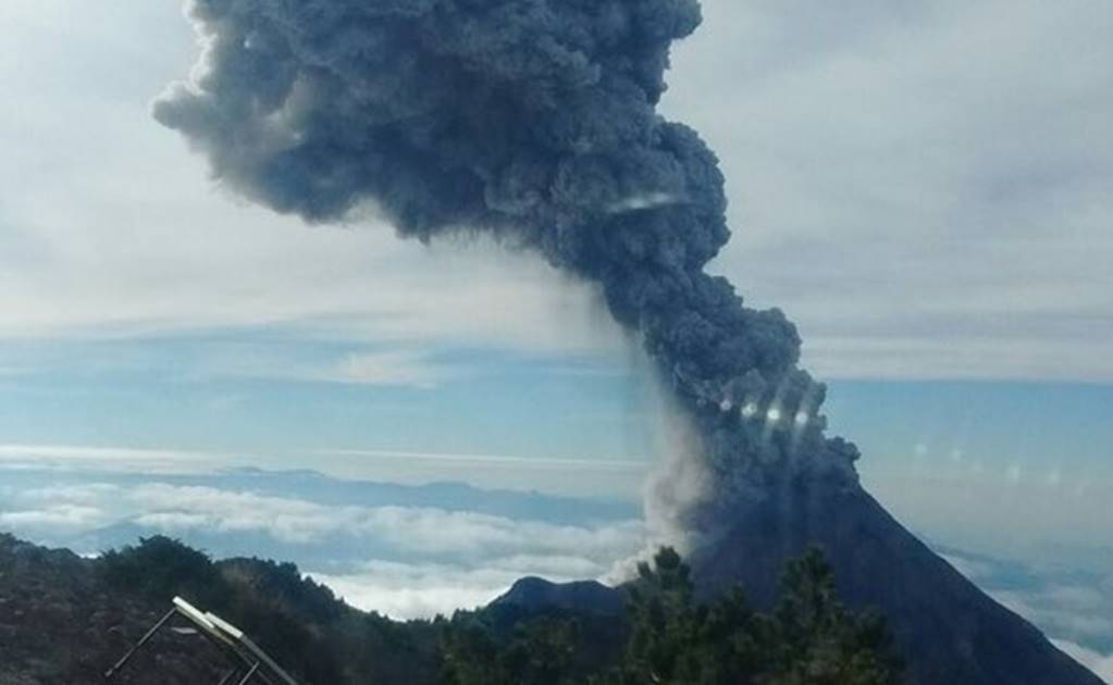 Volcán de Fuego emite fumarola de más de 2 km