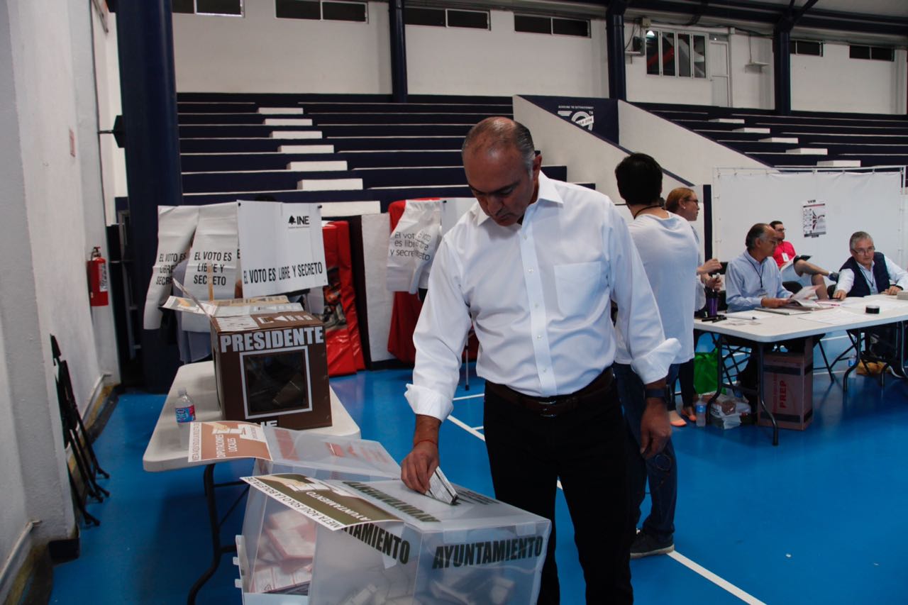 Emite su voto ex gobernador José Calzada