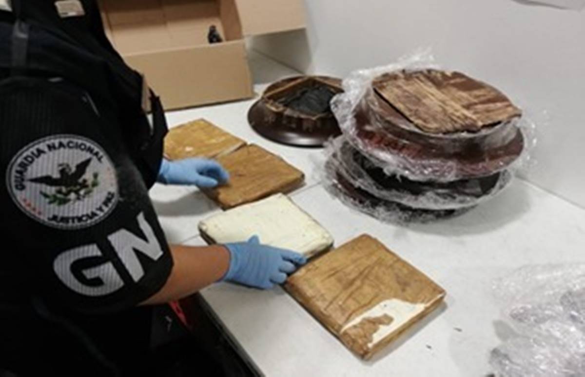 Guardia Nacional asegura 2.8 kilos de aparente metanfetamina en empresa de paquetería