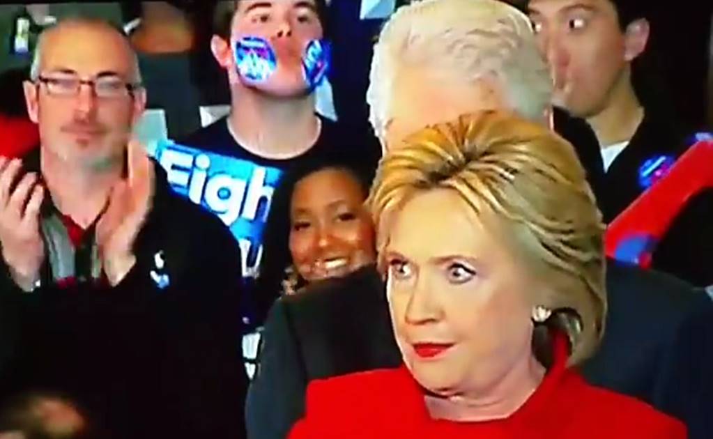 "Joven sticker” roba cámara a Hillary