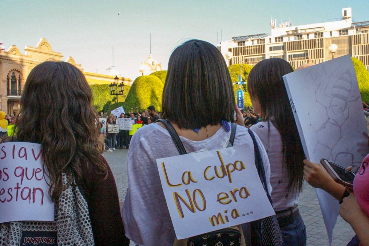 Violencia sexual, reacción de policía en León ante la marcha feminista, acusa senadora de Morena