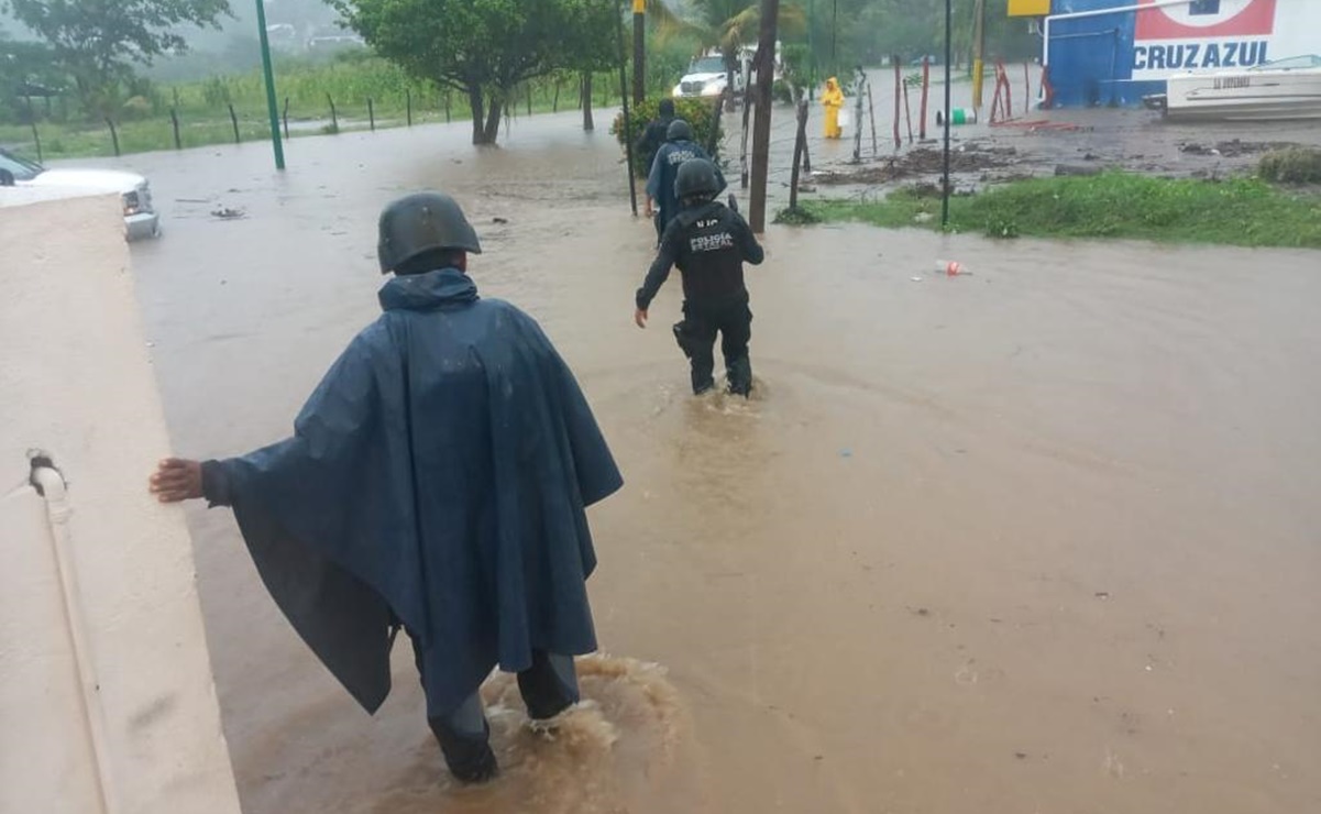 Un muerto, 3 lesionados y 15 rescatados: Lester deja daños a su paso en 19 municipios de Guerrero 