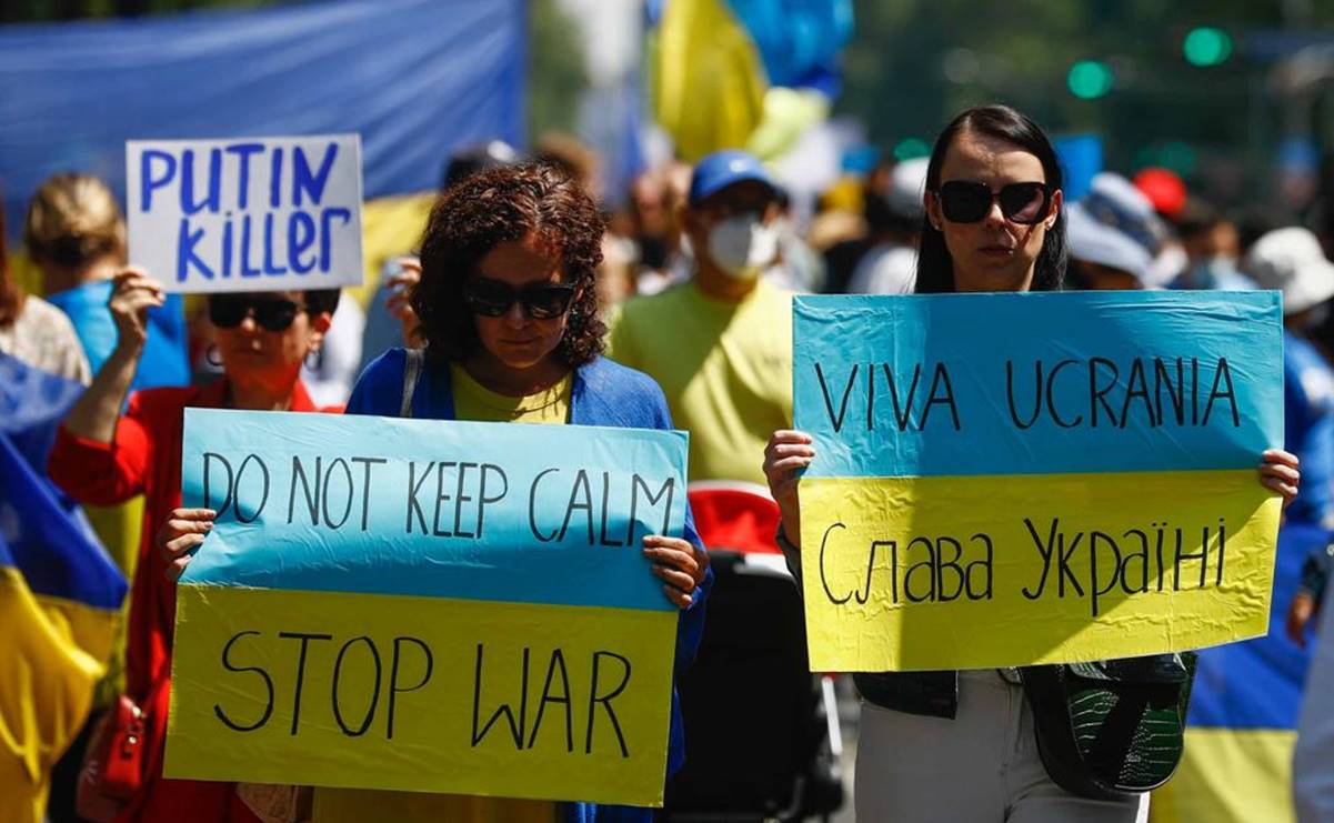 Comunidad ucraniana en México marcha sobre Reforma para pedir la paz en su país