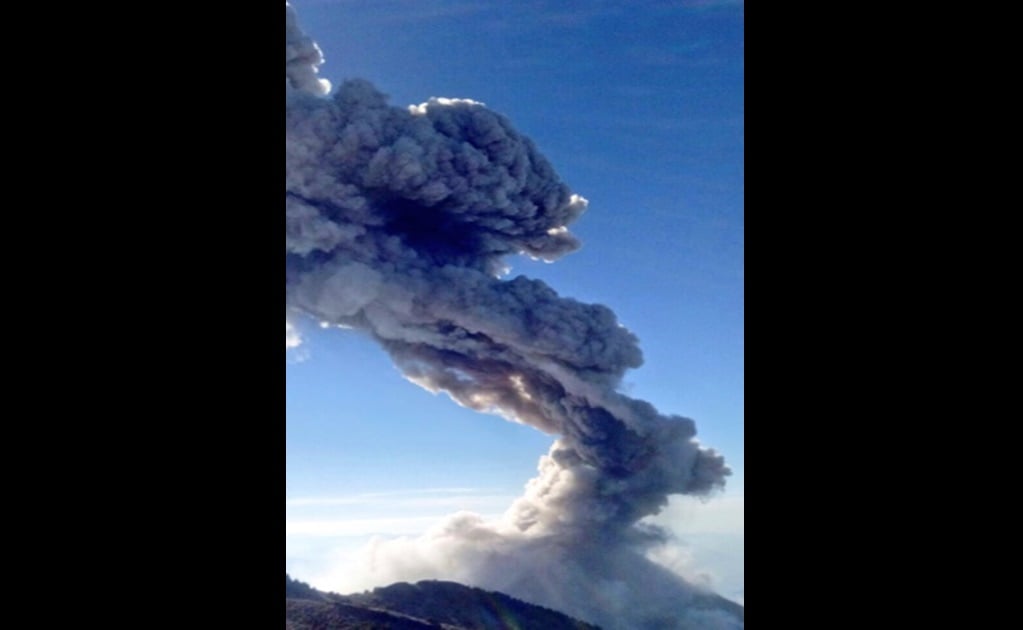 Volcán de Colima lanza fumarola de tres mil 500 metros