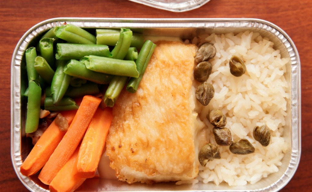 ¿Por qué la comida en los aviones es tan insípida?