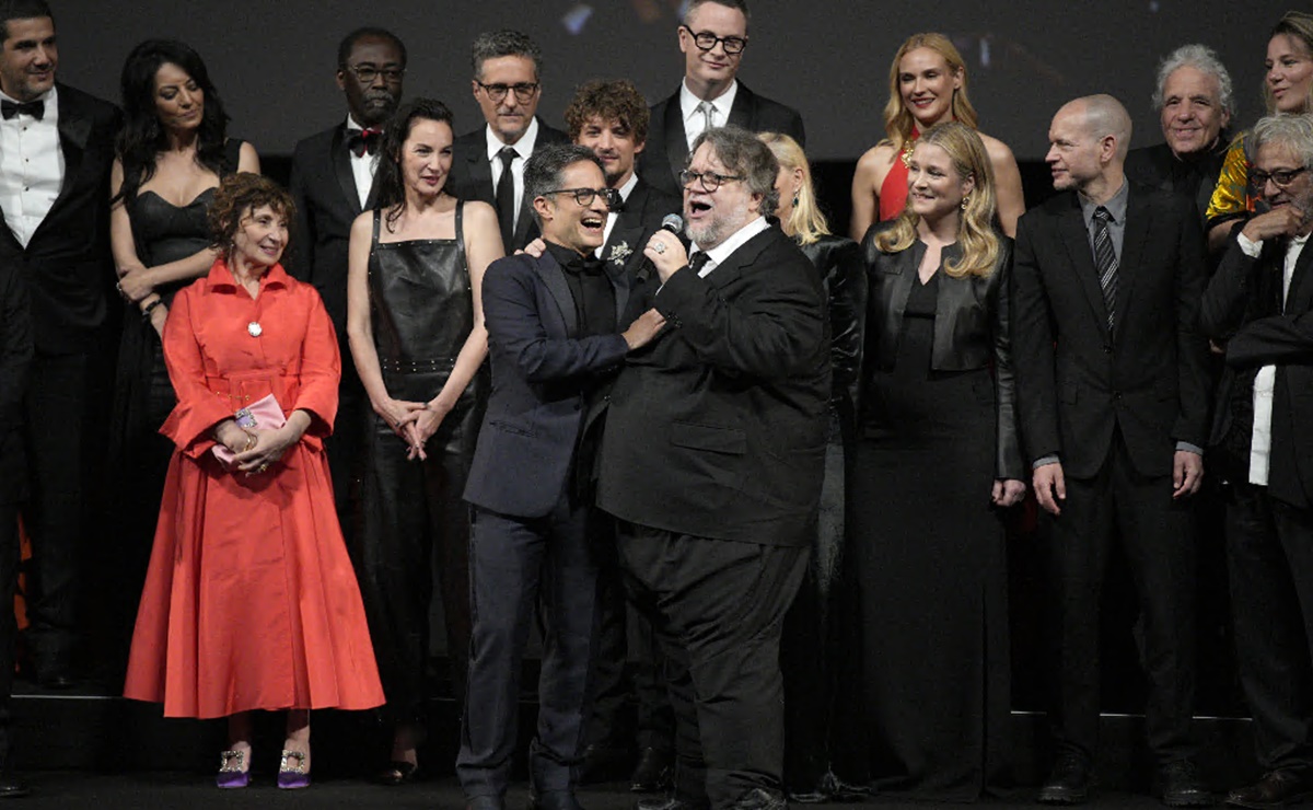 Video. Del Toro y García Bernal se echan un "palomazo" en Cannes