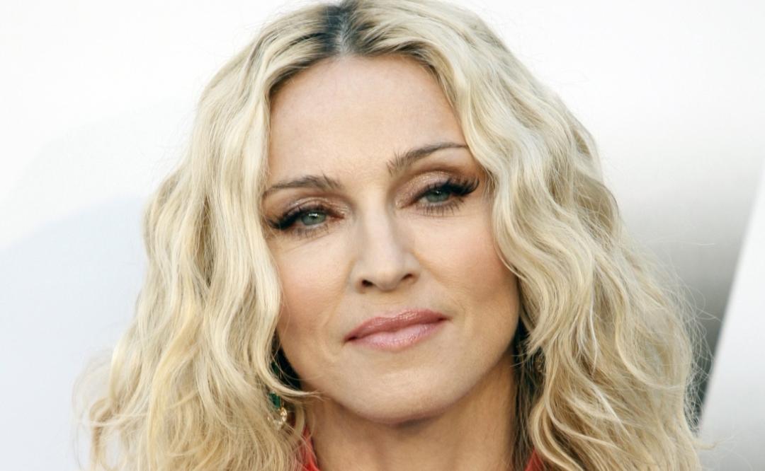 Madonna reta las normas de Instagram y posa topless con vestido de Jean Paul Gaultier