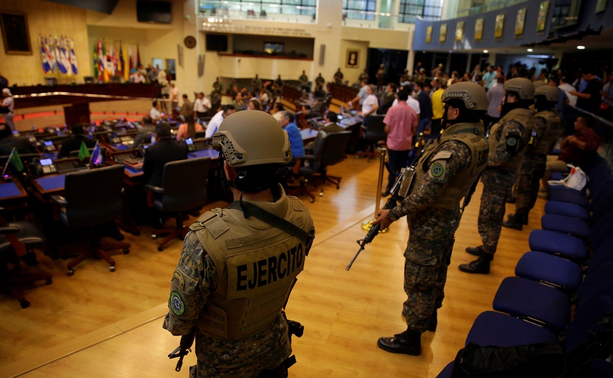 Militares y policías ingresan a salón de sesiones del Congreso de El Salvador