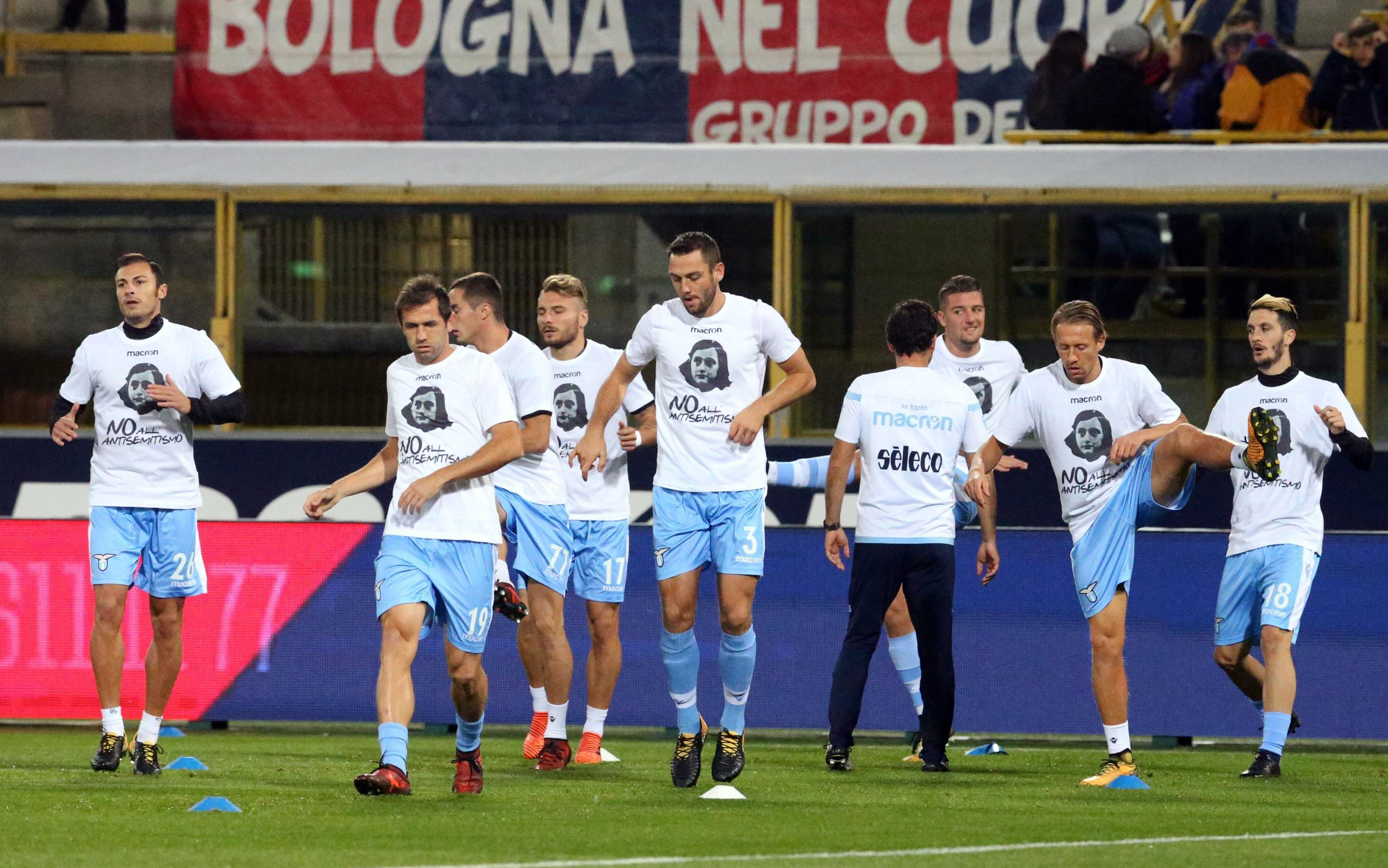 Jugadores de la Lazio salen con camisetas de Ana Frank