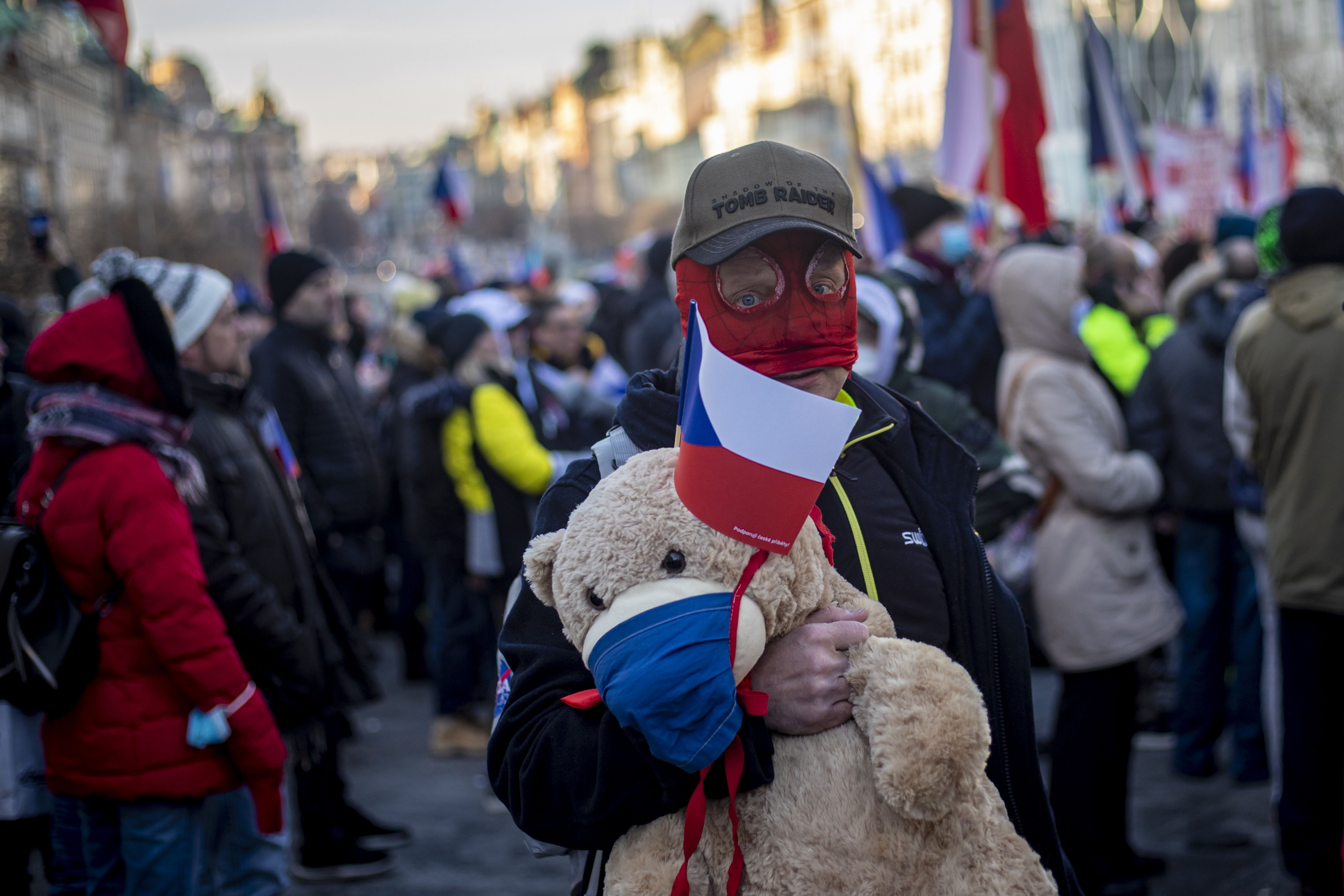 "Queremos libertad"; crecen las protestas por el Covid-19 en Europa 