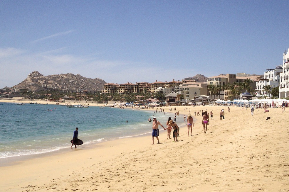 7 turistas fueron rescatados por la Policía Acuática en playas de Mazatlán debido a corrientes peligrosas