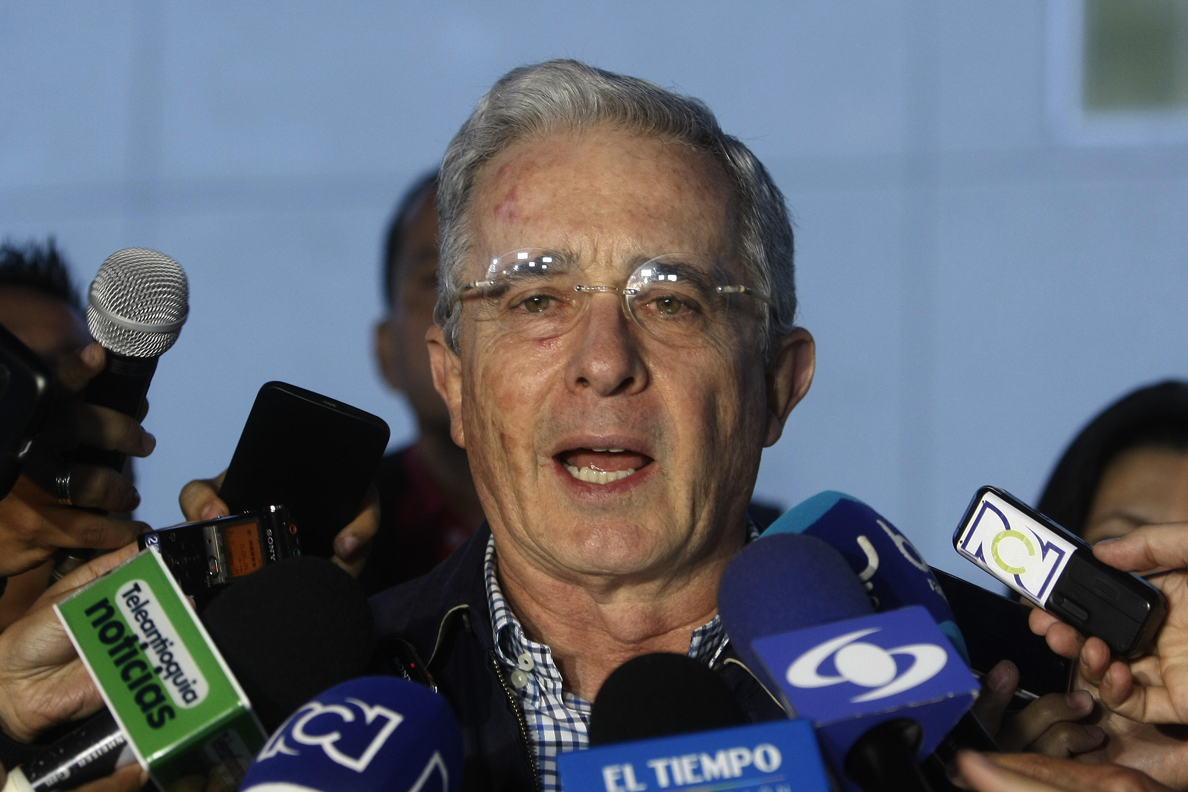 Uribe pide examinar nuevo acuerdo de paz con las FARC