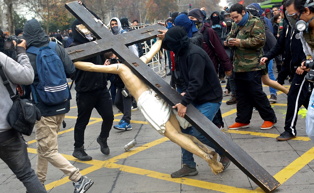 Encapuchados vandalizan iglesia durante marcha en Chile 
