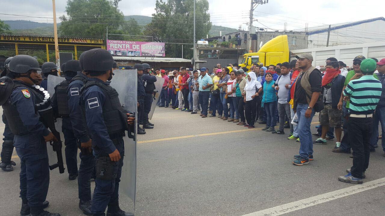 Arriba Policía a bloqueo de maestros en Oaxaca; les piden liberar vialidad