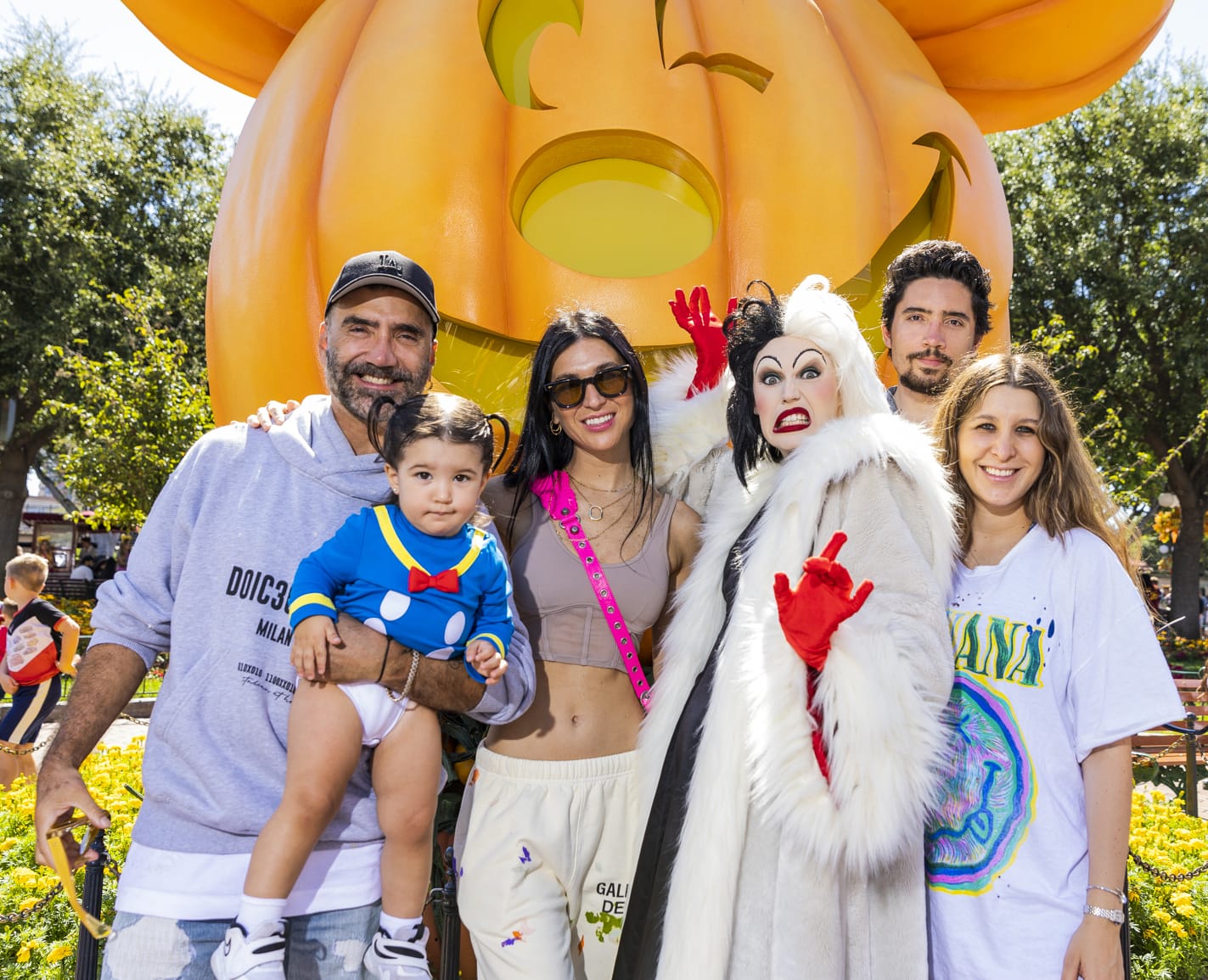 Alejandro Fernández disfruta de Halloween Time en Disneyland con su novia y en familia