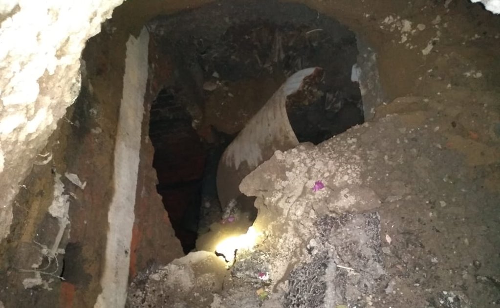 Socavón de 7 metros deja al descubierto una caverna en Naucalpan 