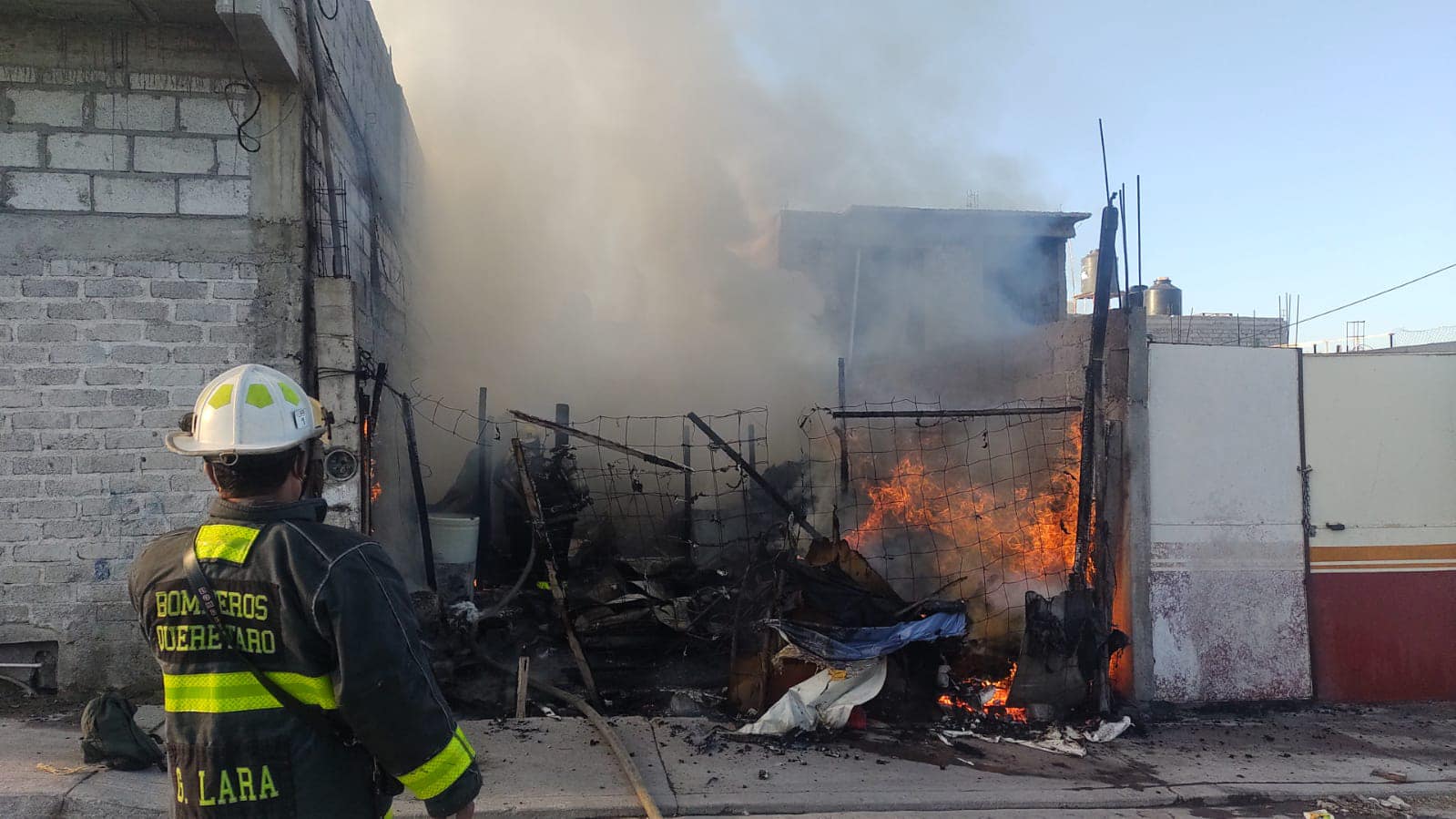 Dos menores de edad pierden la vida tras incendio en casa habitación, en Querétaro 