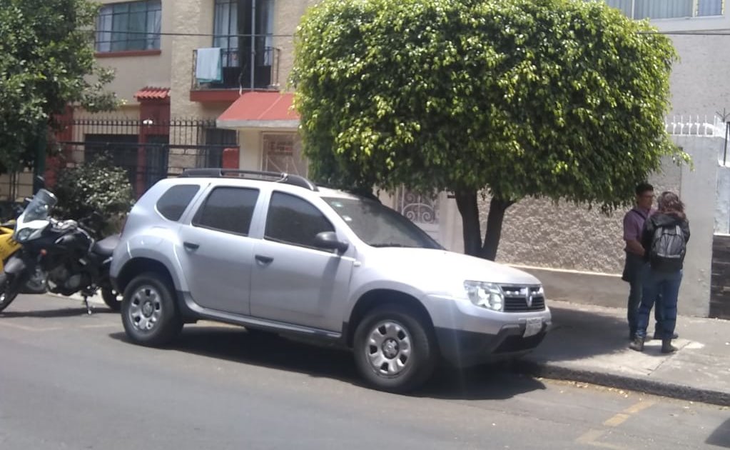 Cristalazo a camioneta de la suegra de Batres causa movilización policial